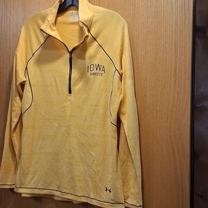 Iowa Hawkeyes‎ XL unisex Under Armour Gold zip Front Shirt